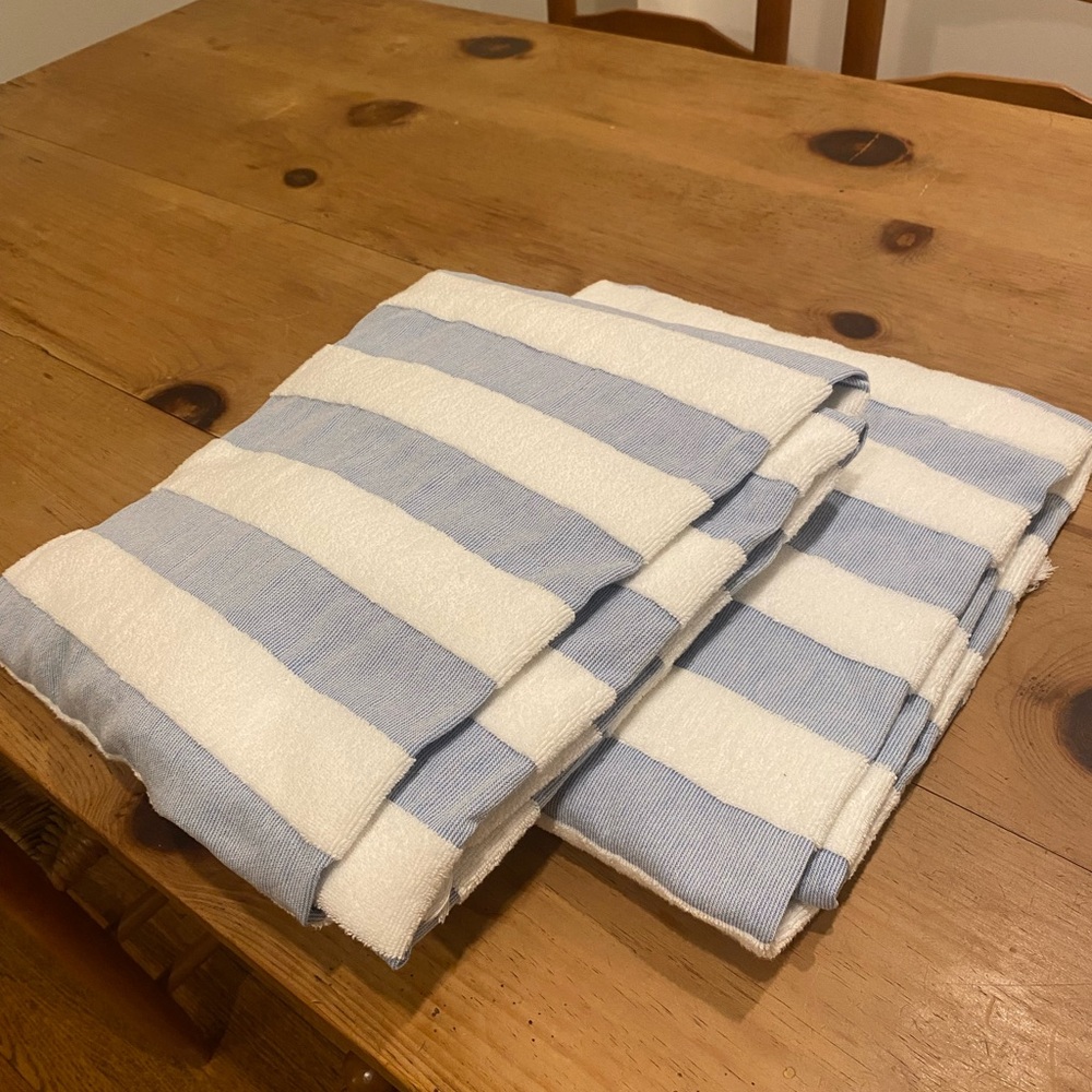 Matouk Amado Blue and White Beach Towels (2) and Blanket - Picture 3 of 7
